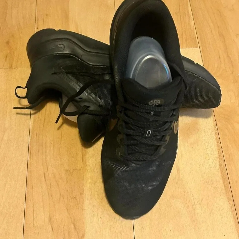 Men's black Nike down shifter tennis shoes‎ EUC men's 10.5 EUC